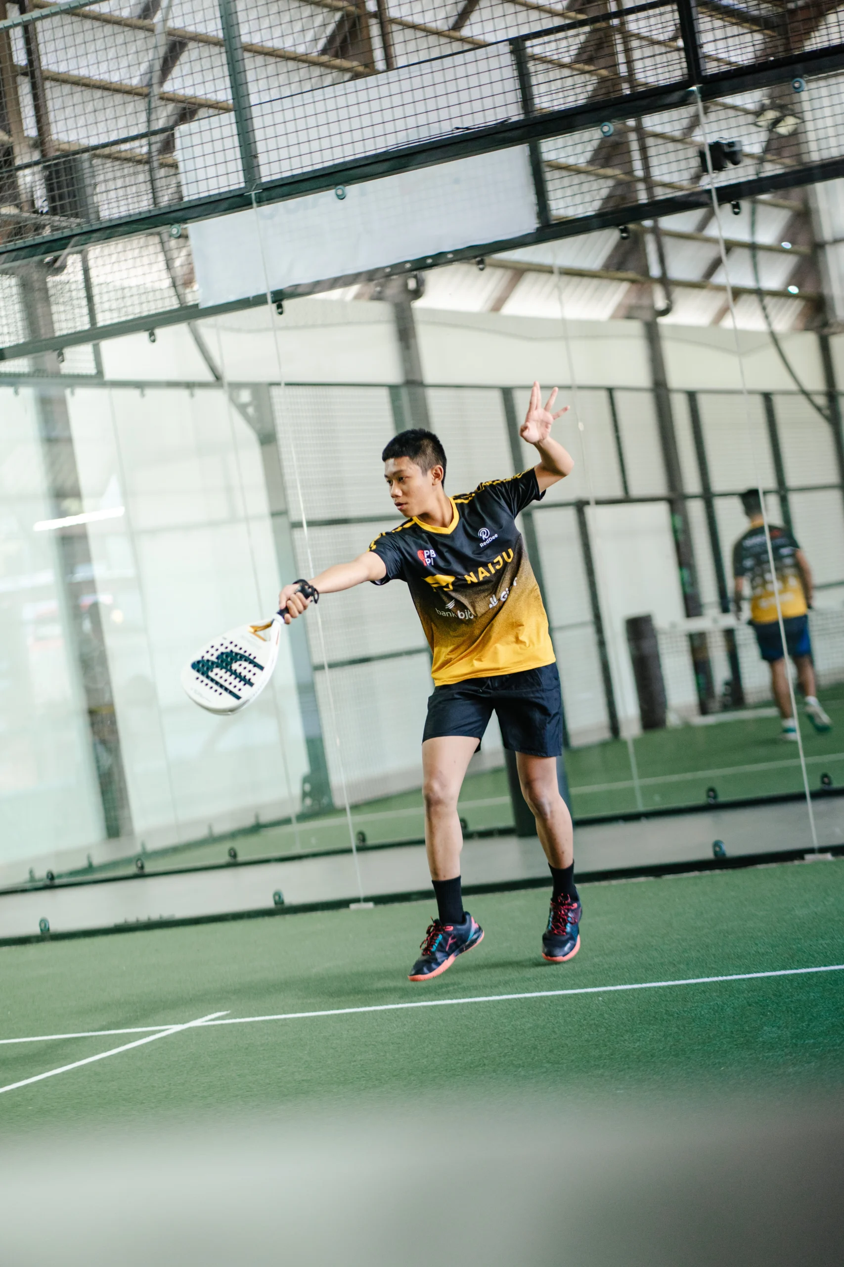 Servis pemain padel